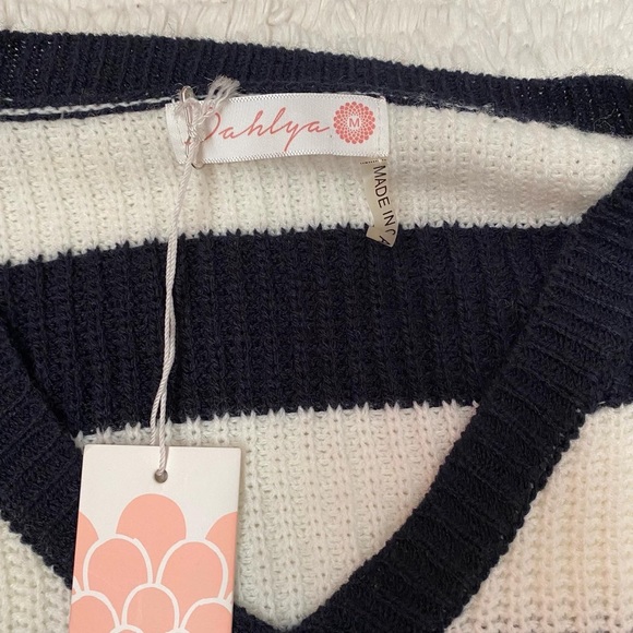 NWT Woman’s sweater striped white\ black M - Picture 3 of 5